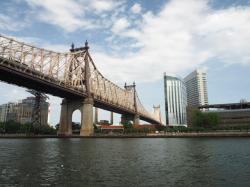 Le pont de Queenborough, NYC: Courants de trois noeuds une demi-heure avant l’approche de Hell’s Gate.