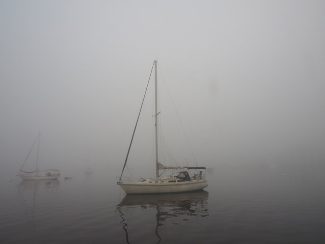 Annapolis dans la brume du matin.: Le Soleil radieux est sorti rapidement, la ville commençait tout juste à déconfiner.