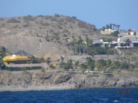 Hillside with beautiful, very large homes in Bahia de los Muertos