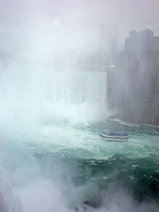 I want to go for a ride into Horseshoe Falls on that boat