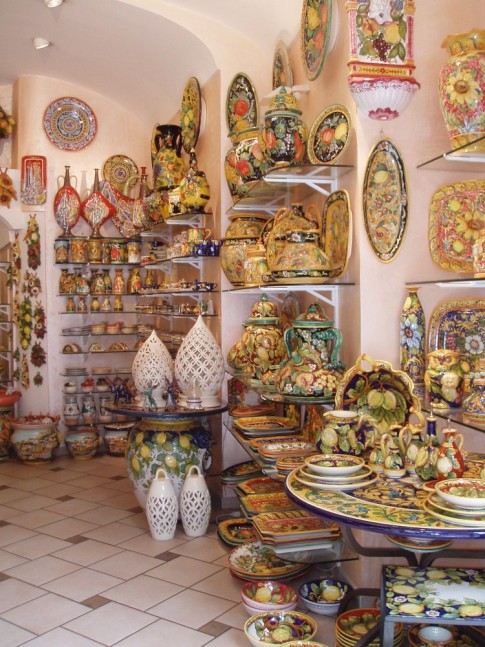 Windo shopping was fun in Positano when you had this pottery to delight the eye