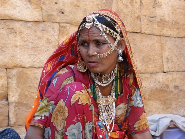  Rajasthani women sitting just outside the Fort, selling all kinds of jewellery. The girls bought a few anklets. 