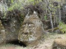 Auf Floreana gibt es diesen in den Stein gemeißelten Kopf. Er ähnelt den Figuren auf der Osterinsel und scheint ein Beweis zu sein, dass die Polynesier bis zu den Galapagos Inseln gekommen sind.