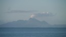 Rauch über dem aktiven Vulkan von Montserrat bei der Überfahrt nach Nevis. Auf dem Weg nach Guadeloupe sind wir auf der Windabgewandten Seite von Montserrat dicht vorbei gesegelt. Der Vulkan stinkt so stark nach faulen Eiern, dass man es noch in ein par Seemeilen Entfernung riecht.