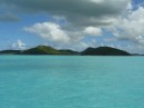 Auf der Westseite von Antigua ist das Wasser ganz türkies, sogar die Wolken sehen türkies aus.