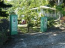 Tolles Haus kurz bevor der Urwald beginnt. Auf dem Tor sieht man die Affen, die auf Nevis leben und aus Afrika eingeschleppt wurden.