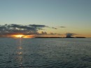 Sonnenuntergang hinter einem Motu bei Tahaa. Die Bergspitze auf der rechten Seite gehört zu Bora Bora.