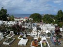 Blick über den Friedhof von St. Pierre auf Martinique.
