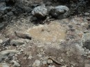 In einem Vulkankrater, den wir mit Winston besucht haben, blubbert Gas aus dem Boden. Es riecht stark nach faulen Eiern.