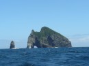 Am Kap Brett südlich der Bay of Islands kann man diesen grossen Felsen sehen. Die Ausflugsdampfer in der Bay of Islands bieten Fahrten durch das "Hole in the Rock" an.