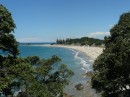 Voller Strand in Tauranga. Hier gibt es viele Hotels direkt am Meer. Teilweise ist es ähnlich wie in Spanien.