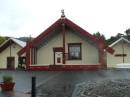 Dies ist das Versammlungshaus von Whakarewarewa mit Maori Schnitzereien.