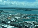 Von ober haben wir einen tollen Rundumblick auf Auckland. Hier sieht man hinten links die Westhaven Marina, in der wir Voyager festgemacht hatten.