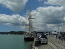 An der Pier in Opua liegt der Rahsegler Lord Nelson.