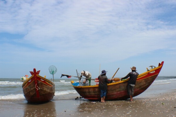 Fischerboote am Strand von Mui Ne, Juli 2014.