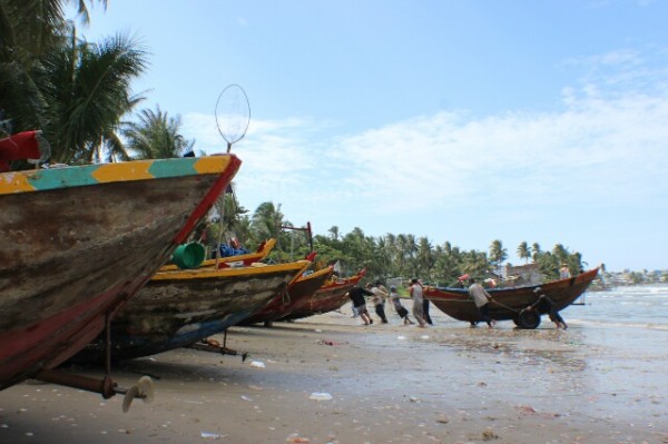 Fischerboote am Strand von Mui Ne, Juli 2014.