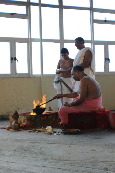 Gebetszeremonie in einem der zahllosen hinduistischen Tempel der Insel