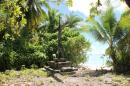 Ile Boddam, Salomon Atoll: Ein Kreuz am Strand erinnert an den Besuch einiger Chagosians im Jahr 2006.