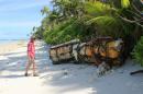 Ile Boddam, Salomon Atoll: Am Strand angespuelte Reste eines illegalen Treibnetzes. Auch der Indische Ozean wird so mehr und mehr leer gefischt.