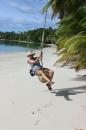 Ile Boddam, Salomon Atoll: Am Strand vor dem "Yachtclub", Chagos, einst Heimat fjer 1.400 Menschen ist heute vor allem ein grosser Abenteuerspielplatz fuer einige wenige Yachties pro Jahr. Ohne eigenes Schiff kommt man hier nicht her.