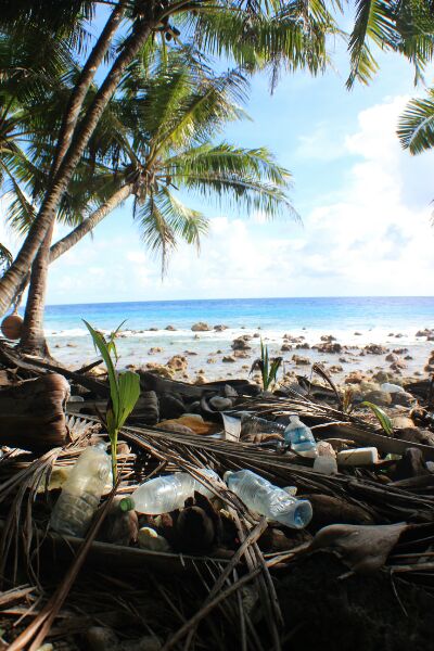 Ile Boddam, Salomon Atoll: Angeschwemmter Plastikmuell auch hier. Aber nach unserer Zeit in Asien kommt es uns hier schon fast sauber vor. Traurig ist der Anblick dennoch. Plastikflaschen......jede einzelne von ihnen braucht 400 Jahre, bis sie wieder aus unserer Welt "verschwunden" ist.