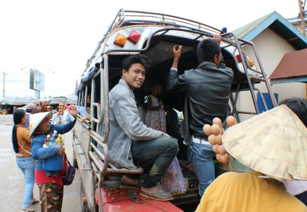 Laotischer Personenverkehr. Voller Flair, wenn man nicjt selber mitfaehrt..., Pakse, Juni 2014