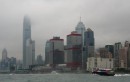 Die Skyline von Hong Kong Island.
Leider verschwinden die meisten Hochhaeuser im dicken Nebel und Regendunst.