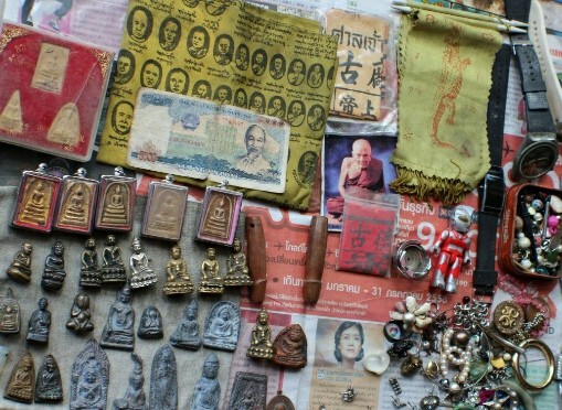 Amulette. Wichtige Begleiter fuer viele Thailaender.
Bangkok, Juni 2014