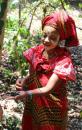 Auf Nosy Be: Eine Mischung aus Erde und Gewuerzen dient den Frauen auf Madagaskar zur Schoenheitspflege. Sie schuetzt vor Sonne und vor Pickeln gleichermassen.
Auf Nosy Be wird die Paste in Blumenornamenten aufs Gesicht gemalt.