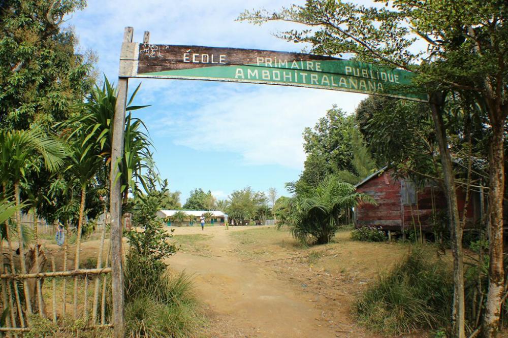 Ambohitralanana, Ostkueste Madagaskars: Die einzige Schule der Region. Ein Lehrergehalt liegt auf dem land bei 20 Euro. Pro Monat. Die Lehrer sind auf Spenden ihrer Schueler angewiesen. Nur 50% der Kinder erhalten eine Schulbildung.