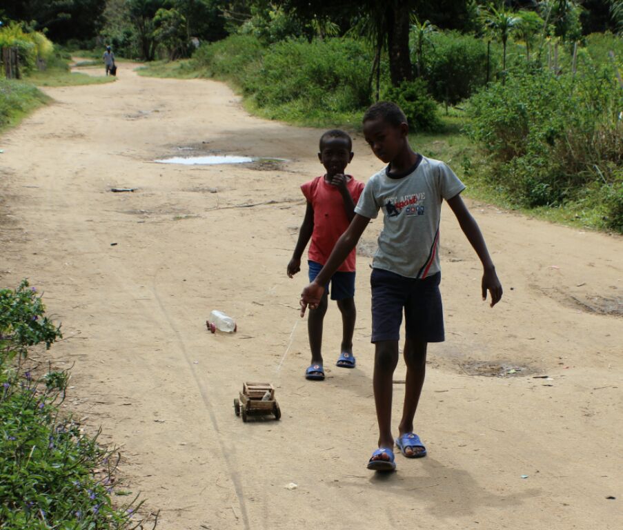 Kinderspielzeug: Auf Madagaskar ist dies meist nur eine Plastikflasche, mit ein paar Raedern aus Holz. Fertig ist das Auto zum Hinterherziehen.