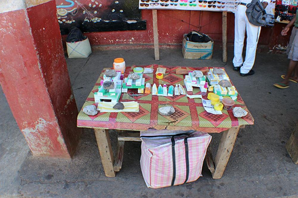 Diego Suarez, an der Nordostkueste Madagaskars: Apotheke am Strassenrand. Tabletten und Creme gibt es direkt auf die Hand.