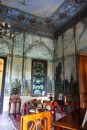 De zomersalon met beschilderde wanden en plafond. het interieur, inclusief schilderijen, heeft ook een tropisch achtergrond (bamboe, rotan).