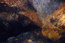 Verschillende kleuren rots in de cueva.
