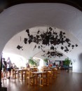 Het restaurant van de Mirador. Bijzondere versieringen aan het plafond; het zijn geen lampen.