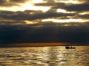 Een vissersboot in de ochtendschemering.