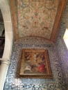 Het kerkje in Obidos. Betegelde muren met muurschilderingen en een erg mooi beschilderd plafond.