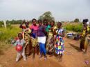 Onderweg, lopend naar het dorpje, komen we deze meiden tegen diepe was aan het doen zijn. 