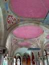 In het hoofd (administratief) gebouw zijn veel plafonds met roze tegeltjes bekleed. Roze omdat dat de kleur van de aristocratische bovenlaag in de maatschappij was. En zij moesten voor meer geld zorgen.