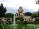 Zomaar en vijver met fontein en mooi beeld in een park in Barcelona.