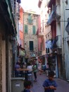 Veel winkeltjes in Collioure. en smalle straatjes.