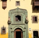 Detail van Casa de Colon; dit schijnt de zuiver Canarische bouwstijl te zijn: metselwerk, houten balkonnetjes, stucwerk in pasteltinten.