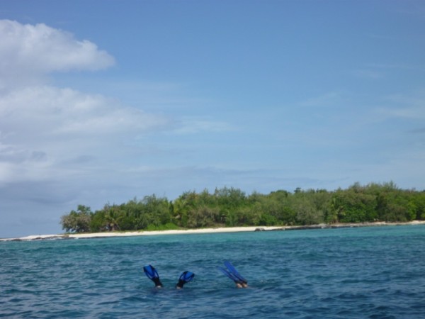 Down they go- Nick and Em enjoy a drift snorkel in the pass near Manta Ray resort