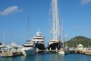 Das Groessenverhaeltnis unserer Danina zu den anderen Yachten ist jedes Mal zumSchmunzeln (Falmouth Bay, Antigua)