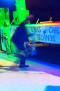 Ein Saw Scratcher spielt mit der Band an dem Thursday Fish Fry at Bight Park auf Provo, Caicos