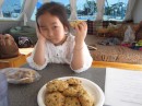 Minami expresses her taste for cookies and distaste for the paparazzi.