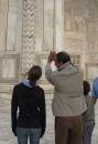 PK teaching kids about unique architecture of Taj Mahal