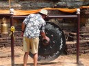 Wat Chet Yot: Dennis making the gong sing.