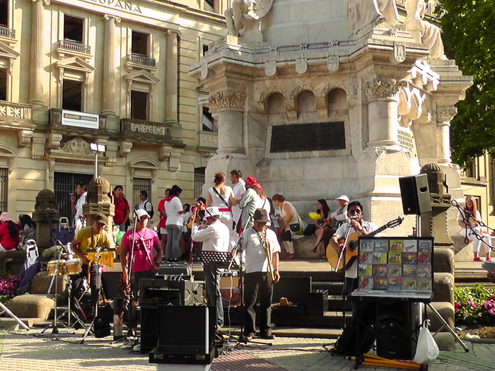 Band setting up in plaza –could hear them from quite a ways away
