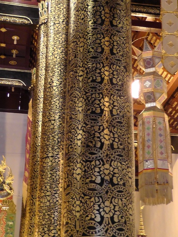 Wat Chiang Man: 16-20 intricately glided colmnns.